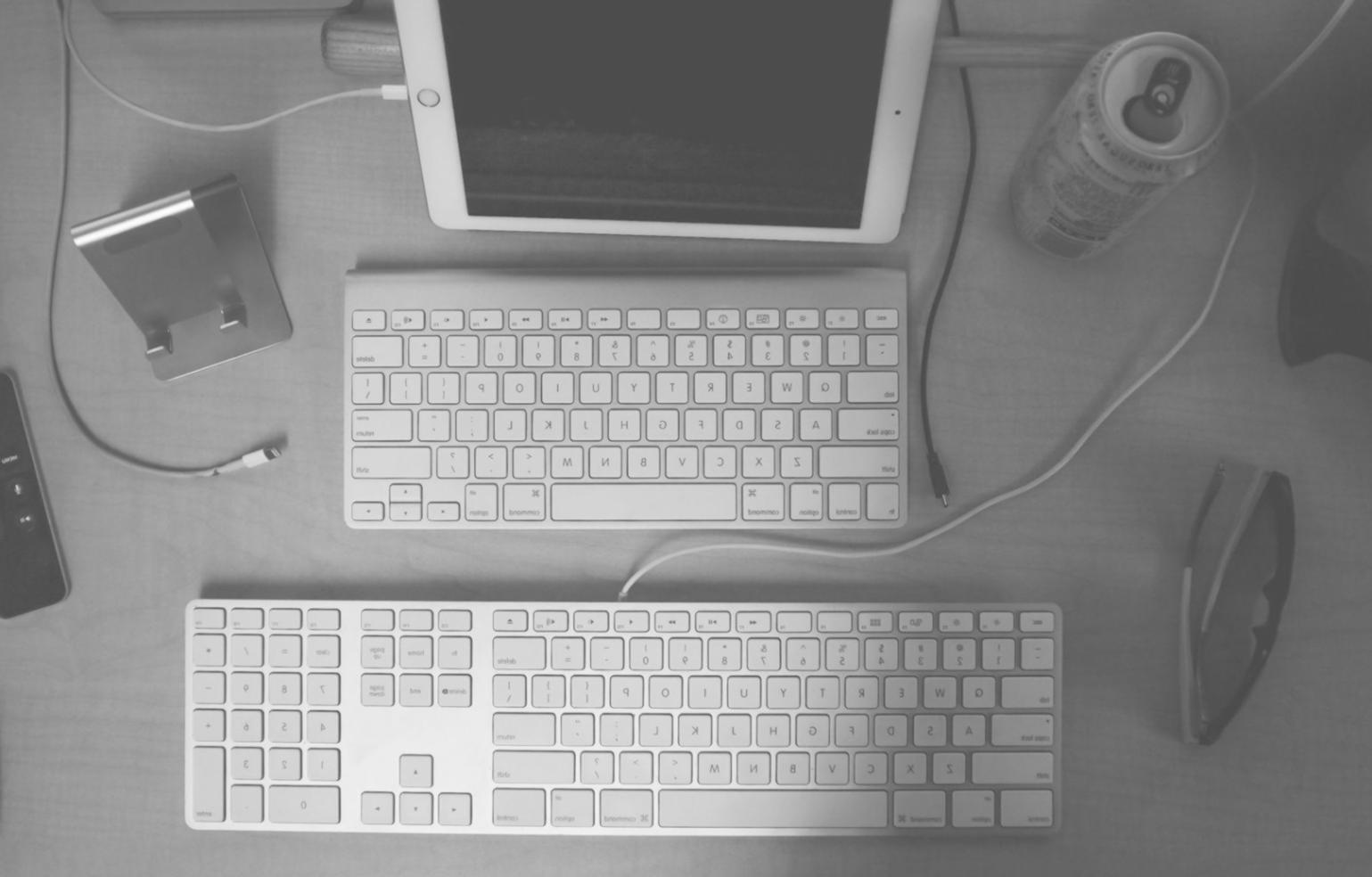 Espace de travail moderne illustrant notre approche collaborative